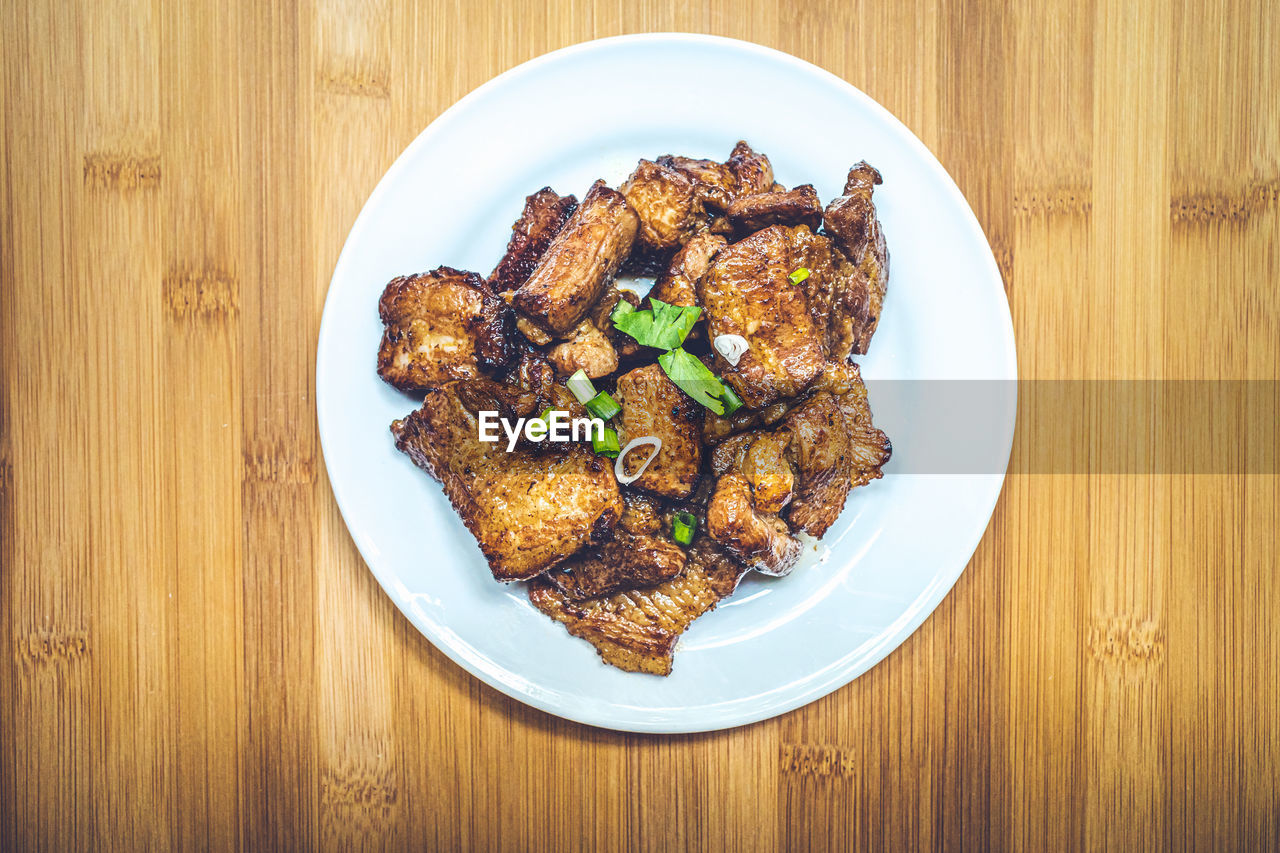 HIGH ANGLE VIEW OF FOOD IN PLATE