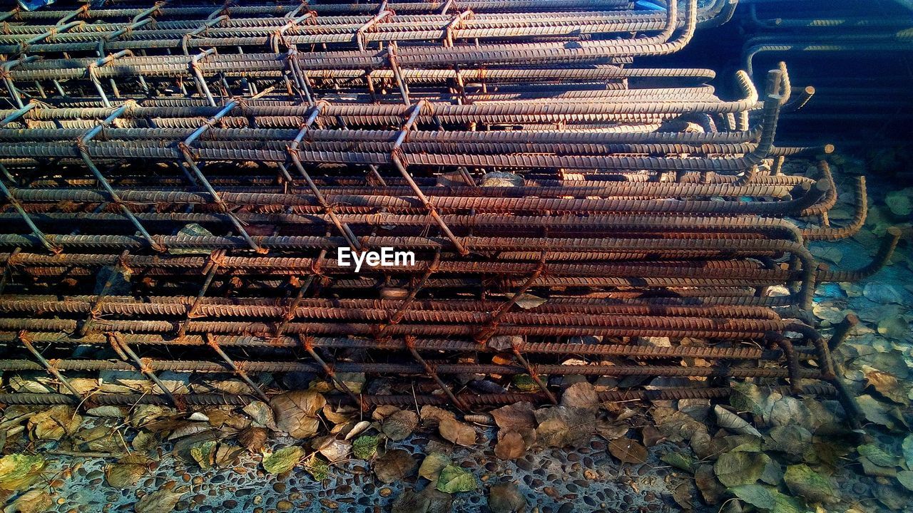 HIGH ANGLE VIEW OF FIREWOOD ON GRILL