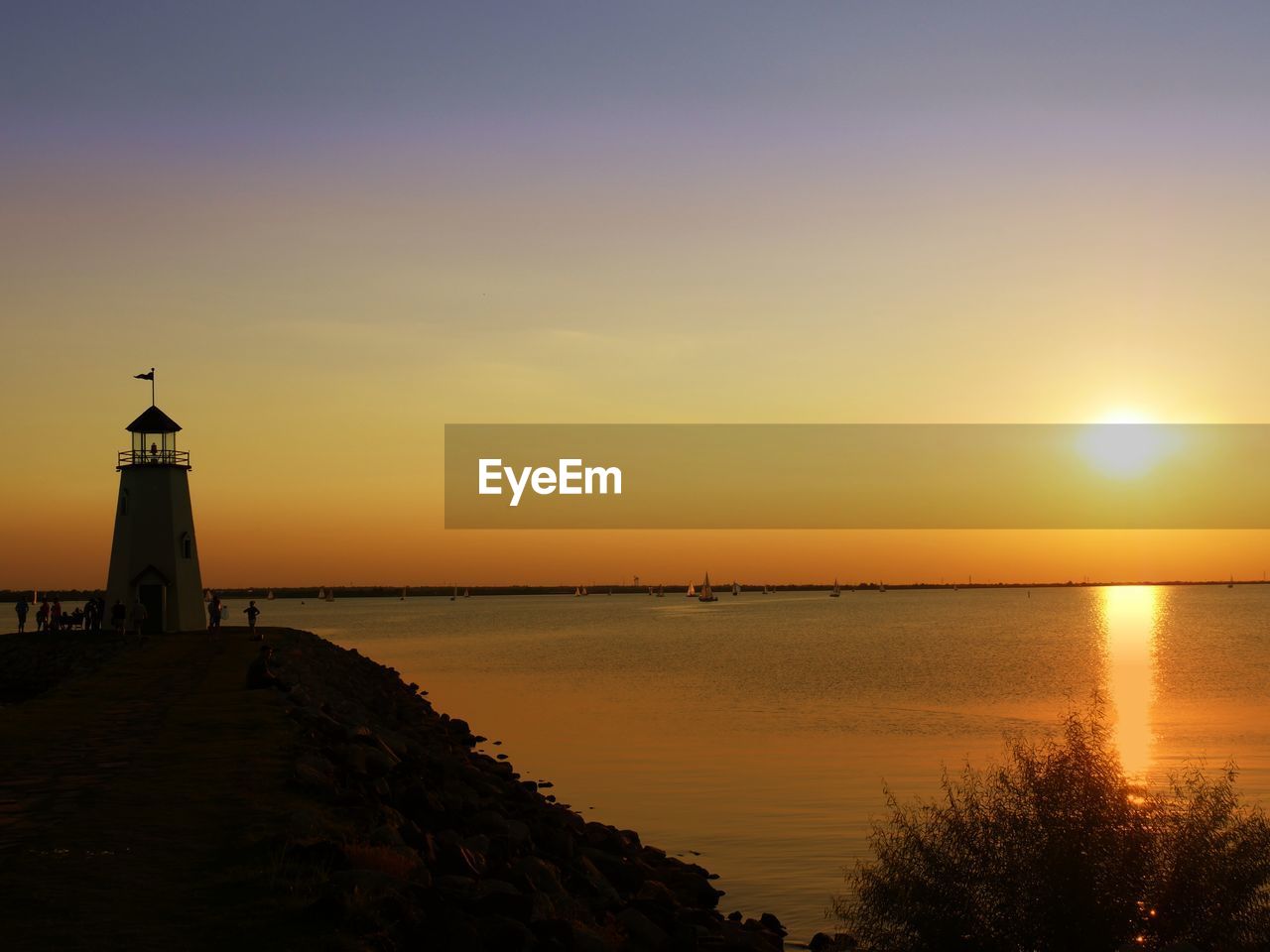 SCENIC VIEW OF SEA BY BUILDING AGAINST SKY DURING SUNSET