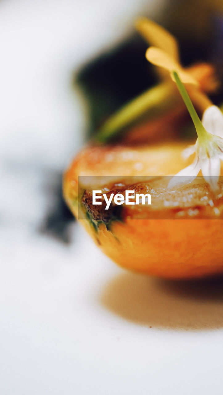 CLOSE-UP OF ORANGE FRUIT ON TABLE