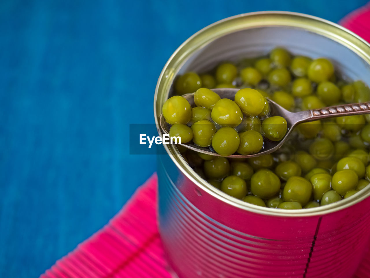 HIGH ANGLE VIEW OF VEGETABLES IN BOWL ON GREEN TABLE