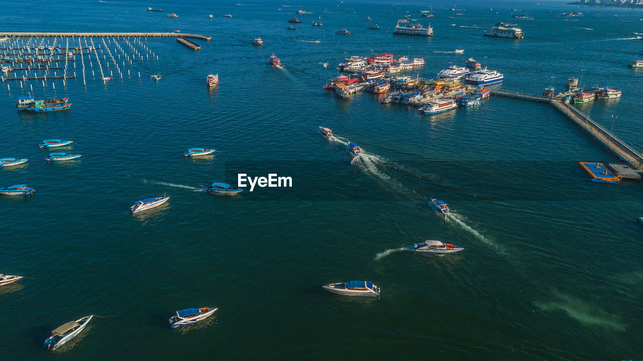 HIGH ANGLE VIEW OF SAILBOATS ON SEA