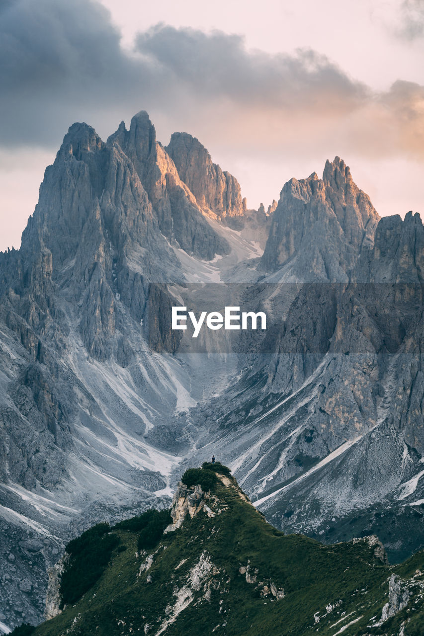 PANORAMIC VIEW OF SNOWCAPPED MOUNTAINS AGAINST SKY
