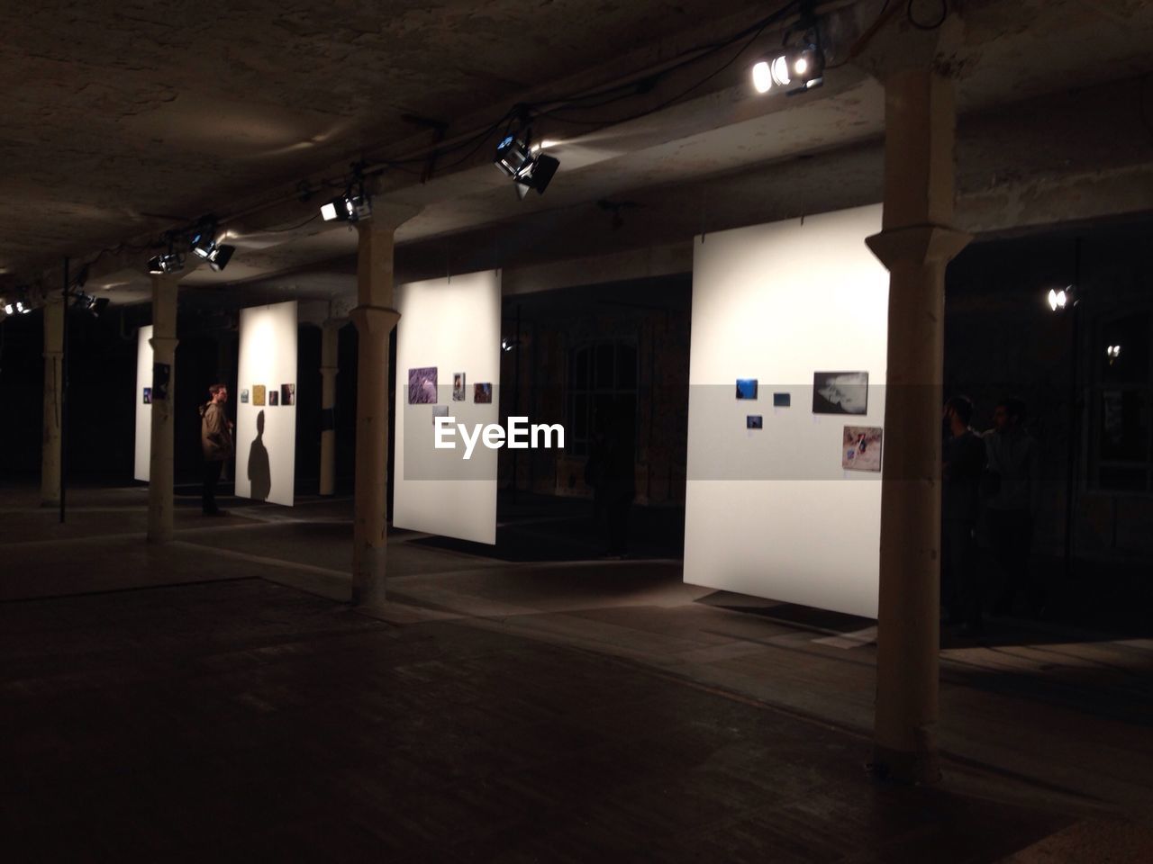 INTERIOR OF ILLUMINATED EMPTY ROOM