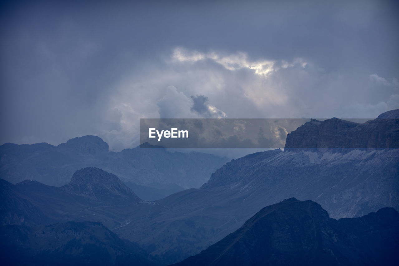 PANORAMIC VIEW OF MOUNTAINS AGAINST SKY