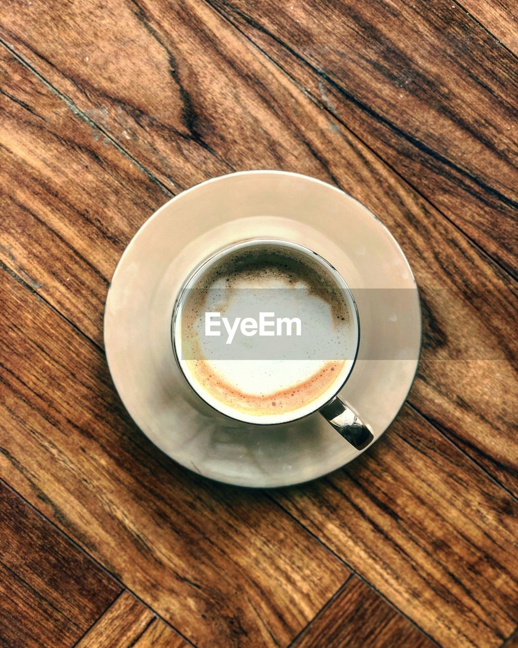 HIGH ANGLE VIEW OF COFFEE CUP ON TABLE