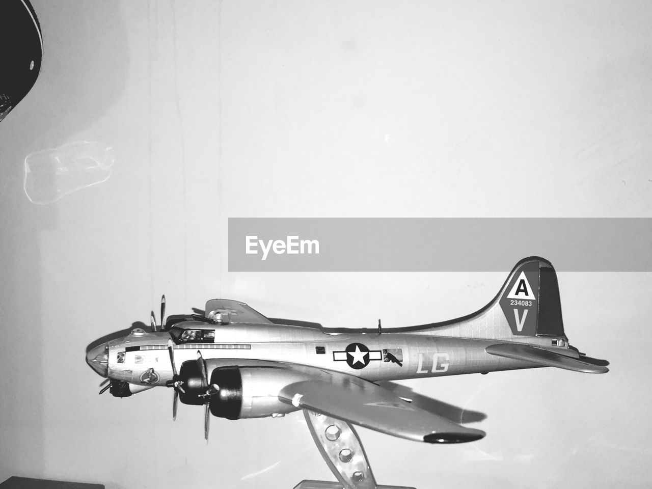 SIDE VIEW OF AIRPLANE