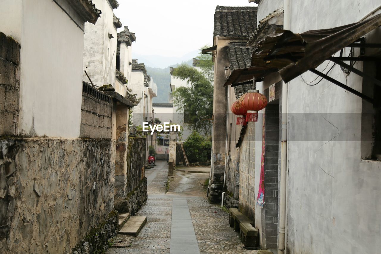 NARROW ALLEY AMIDST BUILDINGS