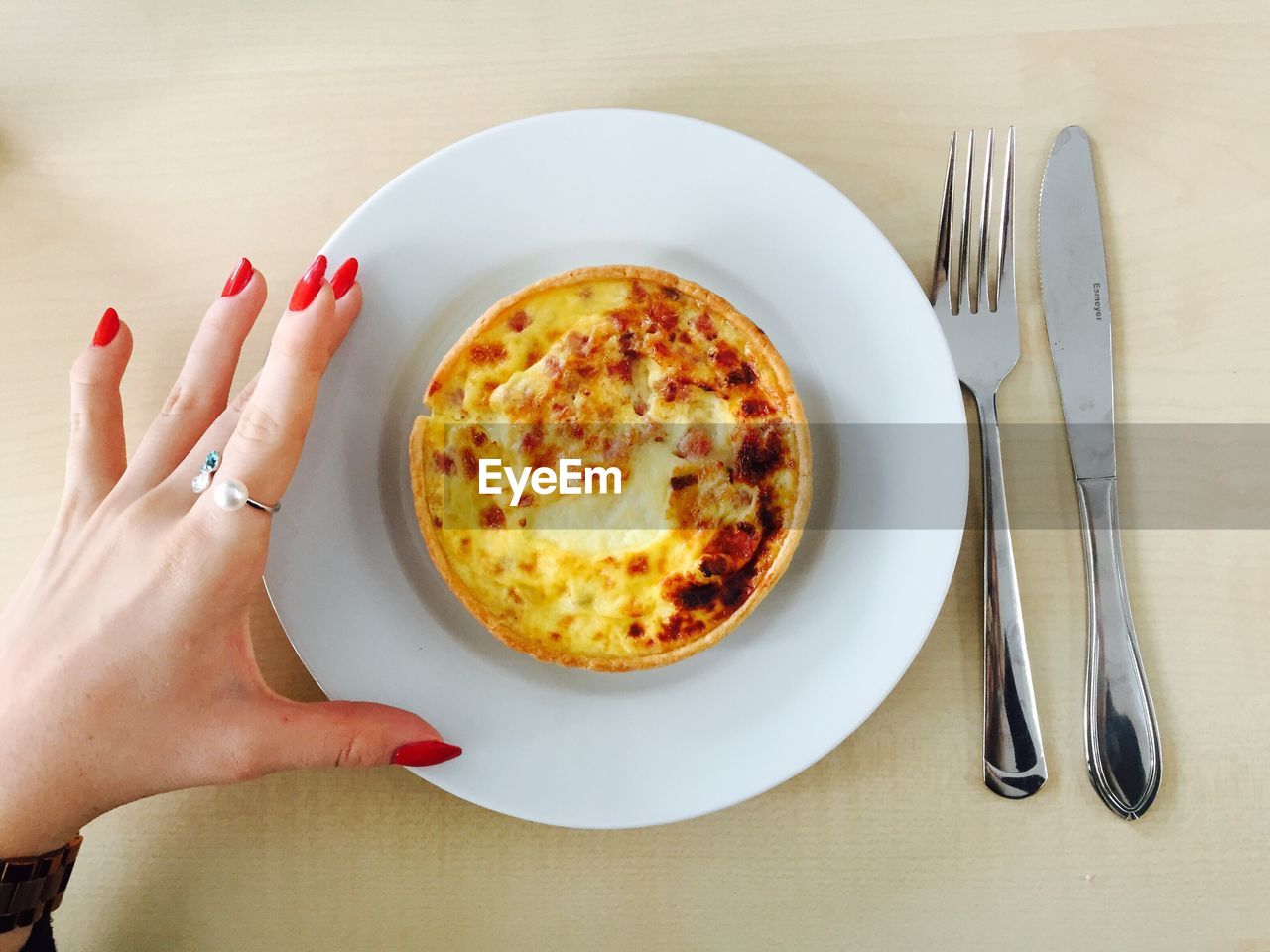 HIGH ANGLE VIEW OF HAND HOLDING FOOD