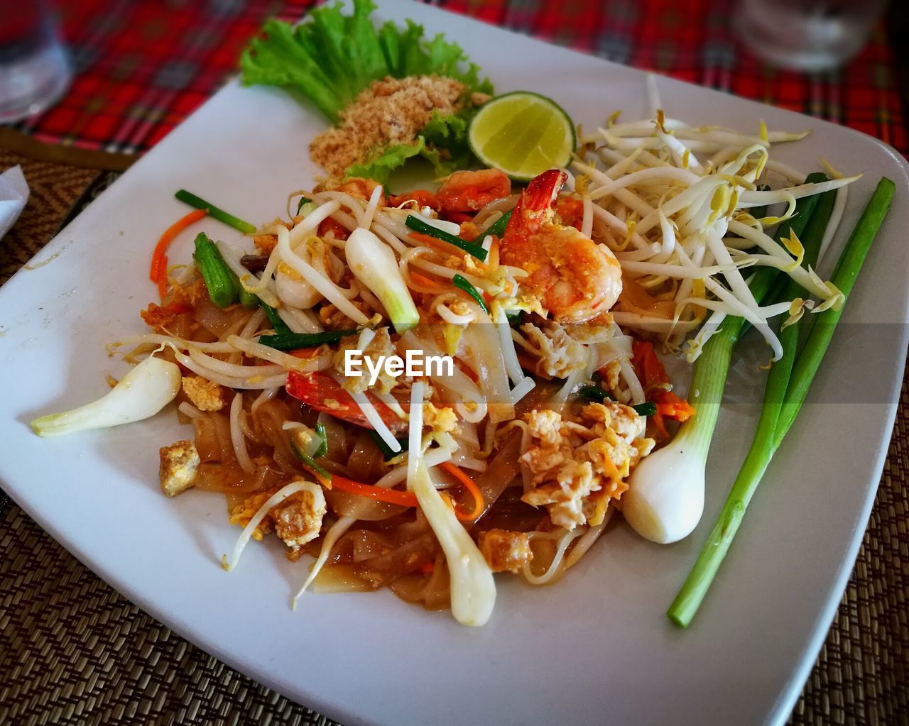 CLOSE-UP OF PASTA WITH VEGETABLES ON PLATE