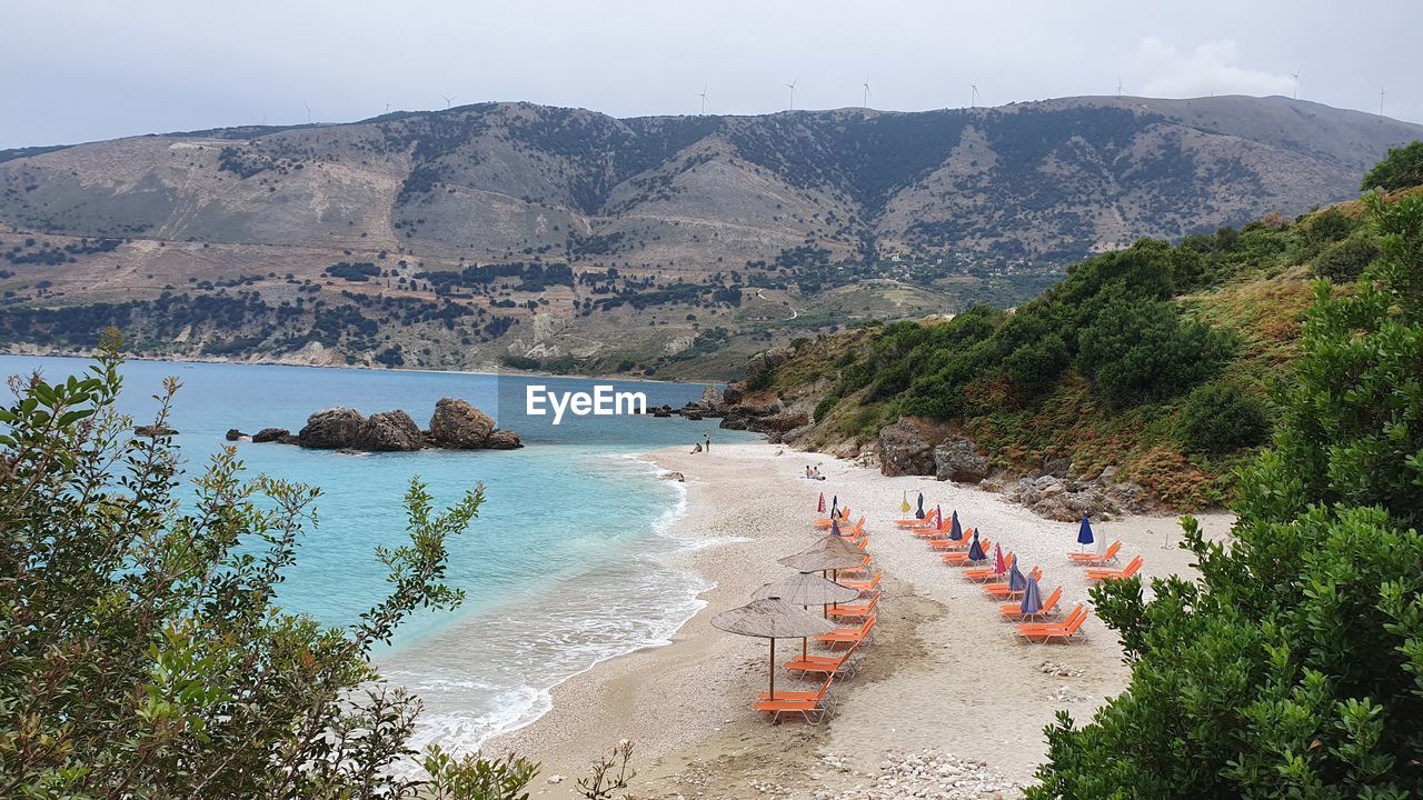 HIGH ANGLE VIEW OF BEACH AGAINST MOUNTAIN