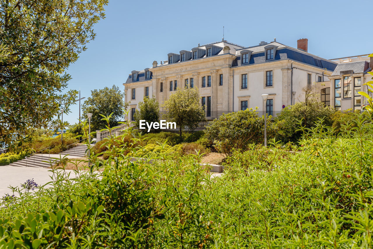 architecture, building exterior, built structure, plant, building, estate, château, nature, house, tree, residential district, sky, mansion, home, garden, flower, clear sky, no people, neighbourhood, grass, front or back yard, autumn, outdoors, blue, history, lawn, city, travel destinations, the past, wealth, green, travel, day, rural area, summer, sunny, beauty in nature, luxury, manor house