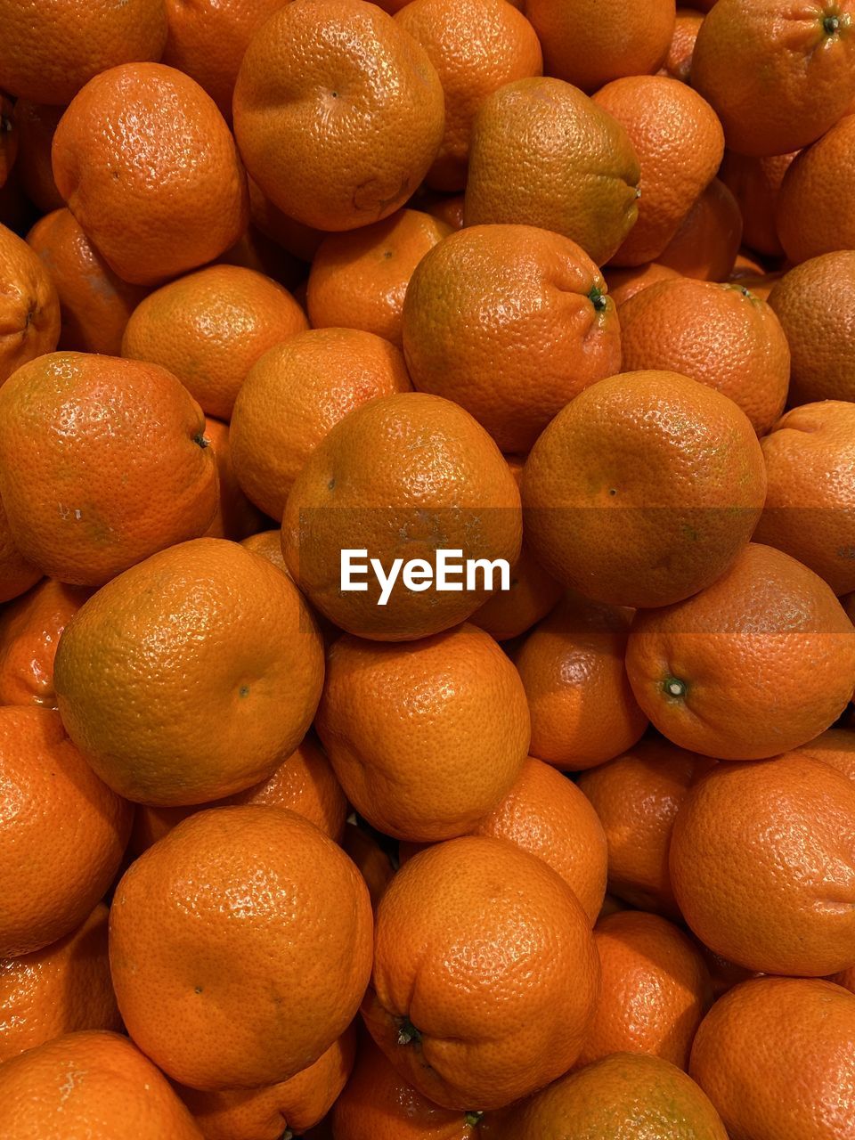 FULL FRAME SHOT OF ORANGE FRUITS IN MARKET