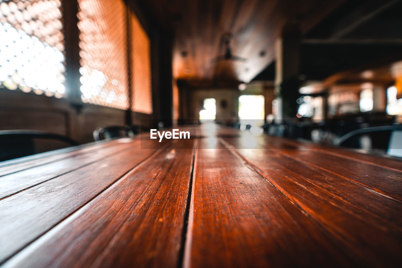 Surface level of empty table