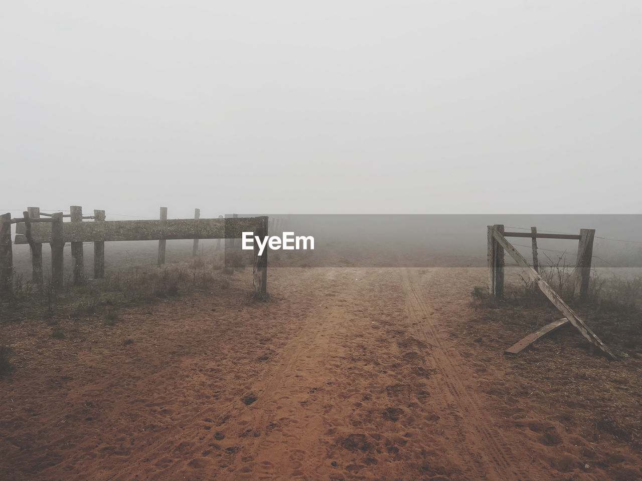 fog, morning, horizon, sky, nature, land, mist, environment, tranquility, landscape, sea, no people, fence, haze, natural environment, wood, tranquil scene, playground, copy space, scenics - nature, day, sand, outdoors, field, absence, winter, beach, beauty in nature