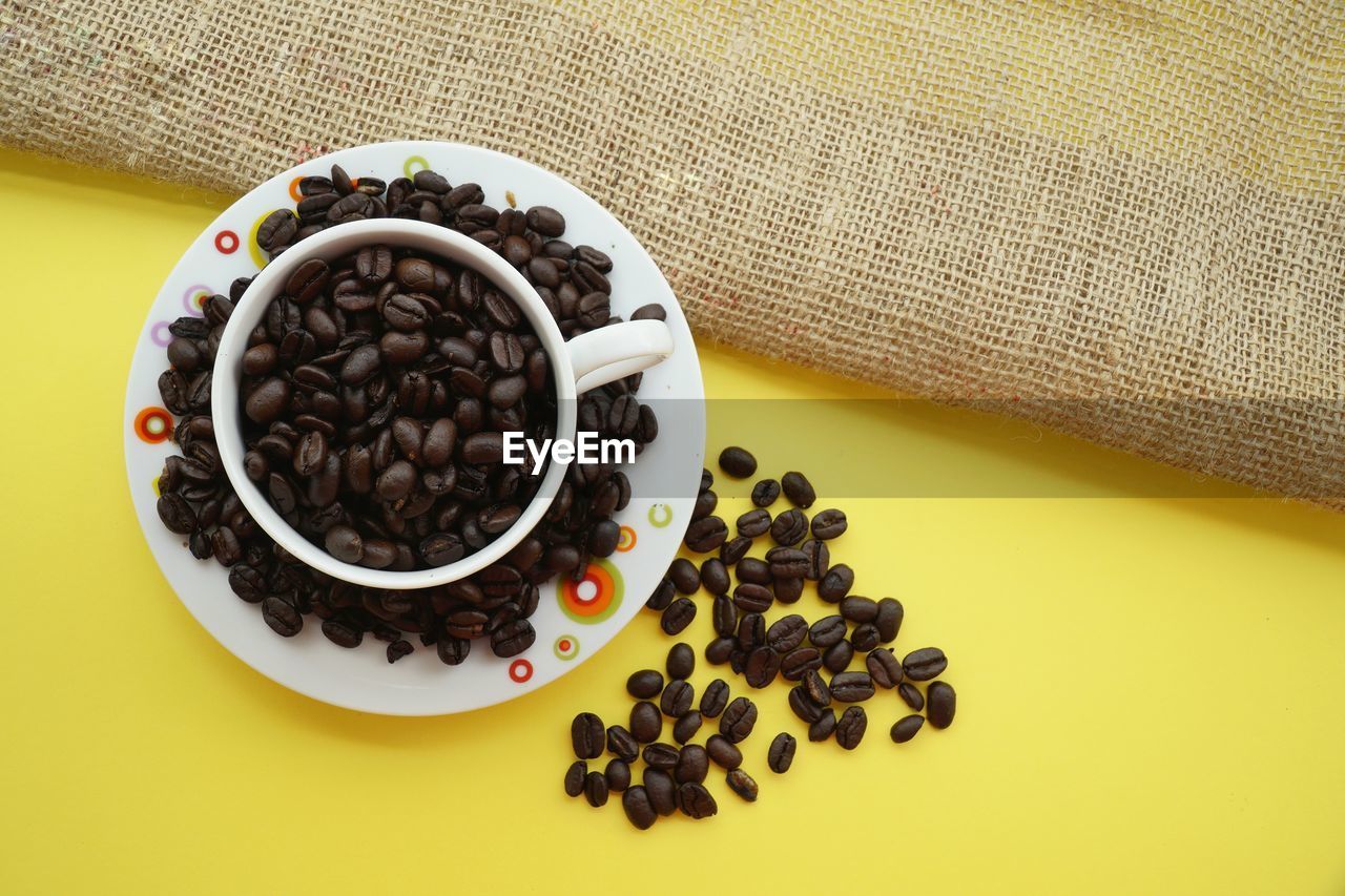 HIGH ANGLE VIEW OF COFFEE BEANS IN CUP