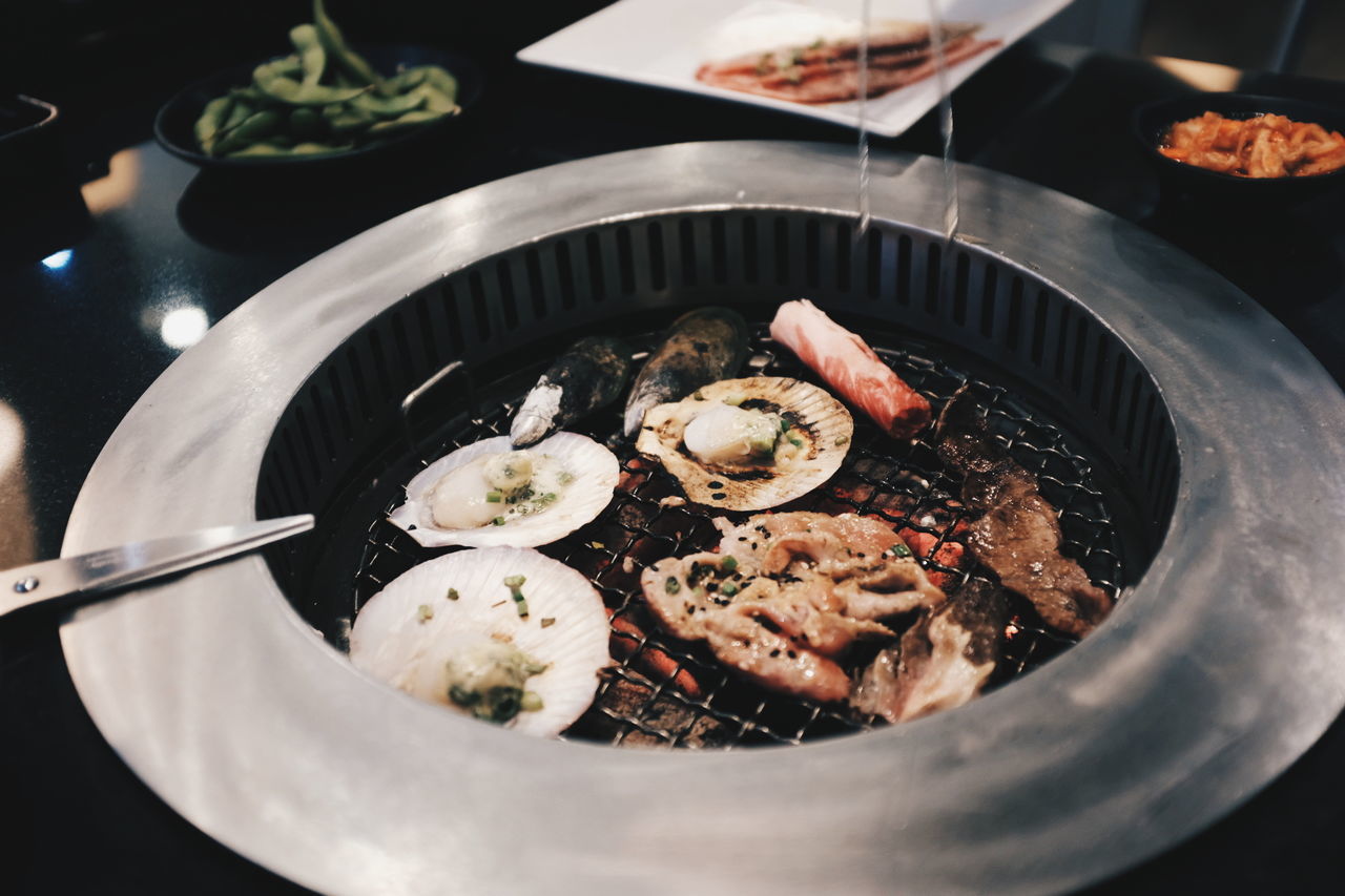 HIGH ANGLE VIEW OF FOOD IN PLATE