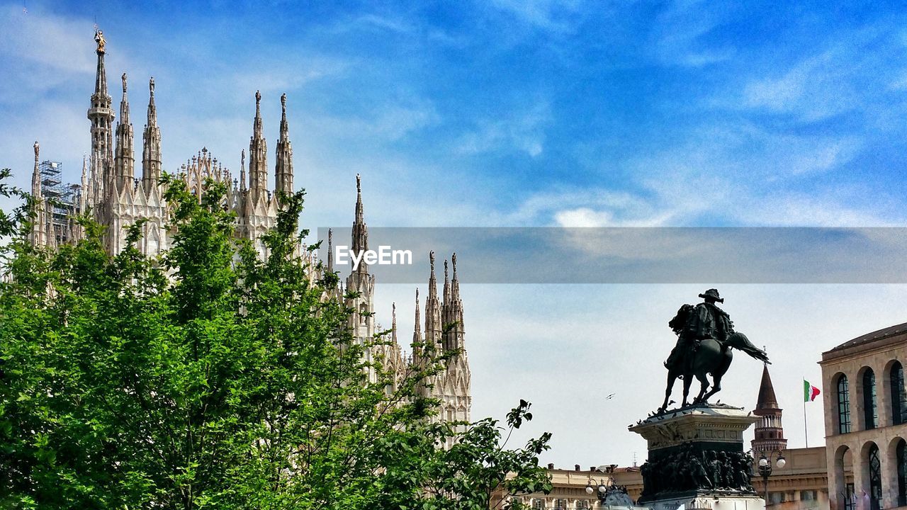 LOW ANGLE VIEW OF STATUE AGAINST SKY