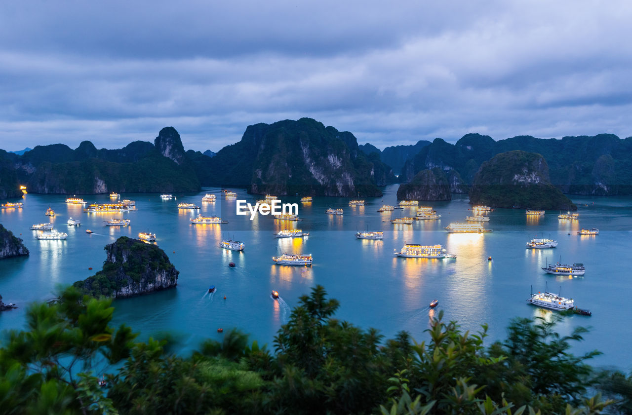 BOATS IN SEA AGAINST SKY