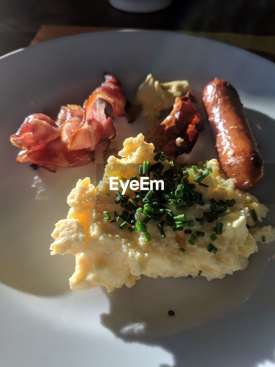 HIGH ANGLE VIEW OF SERVED FOOD IN PLATE