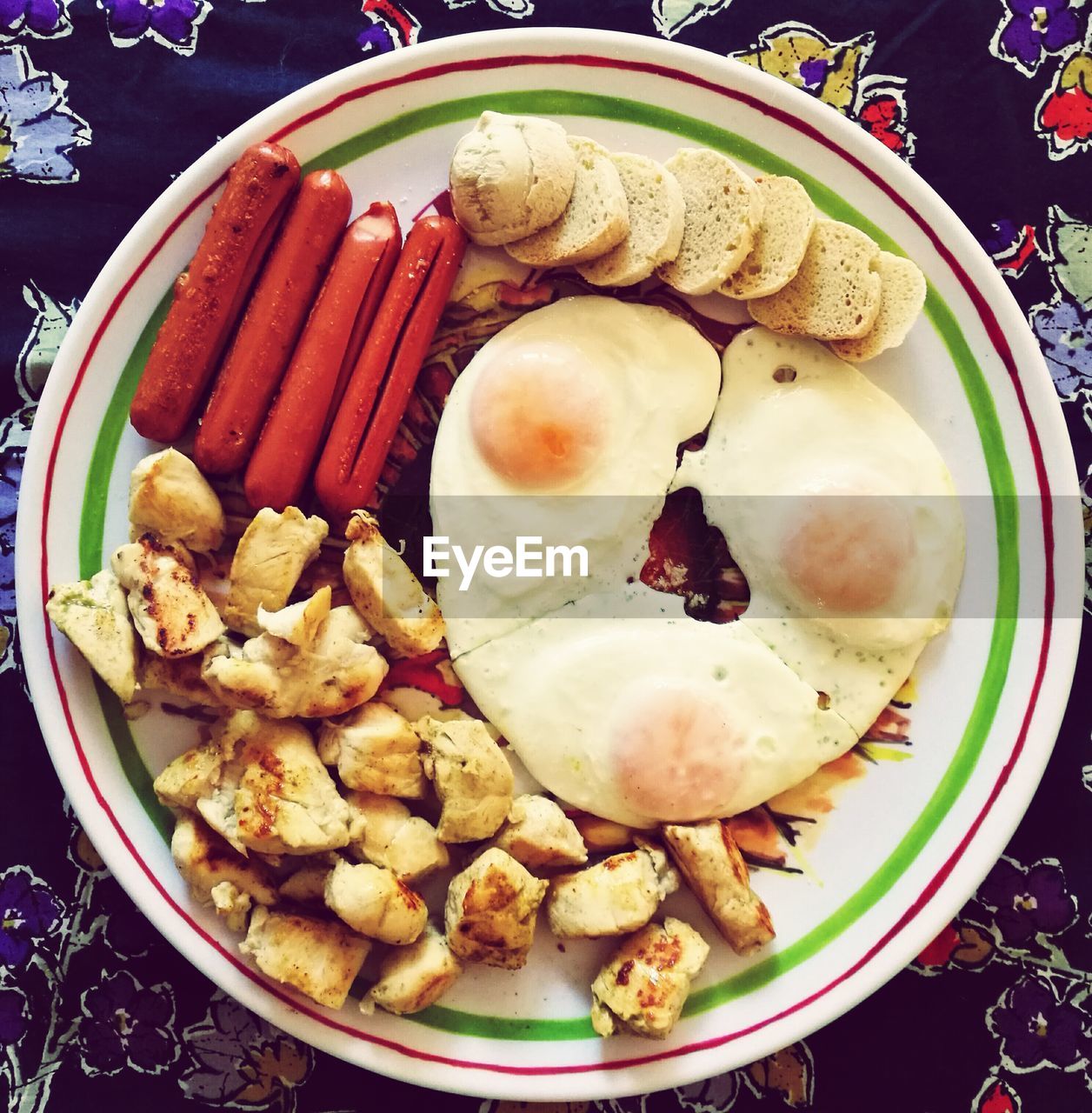 CLOSE-UP OF BREAKFAST IN PLATE