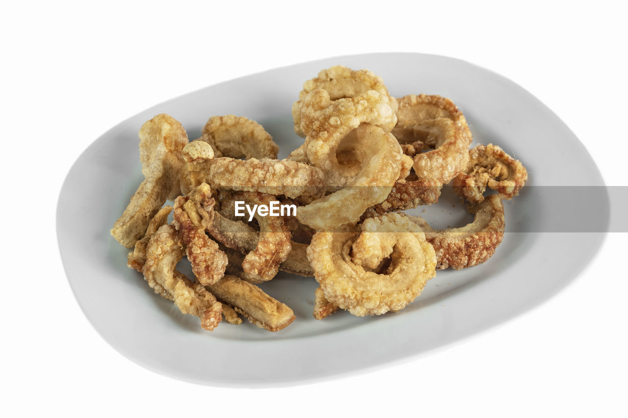 HIGH ANGLE VIEW OF BREAKFAST IN PLATE ON WHITE BACKGROUND