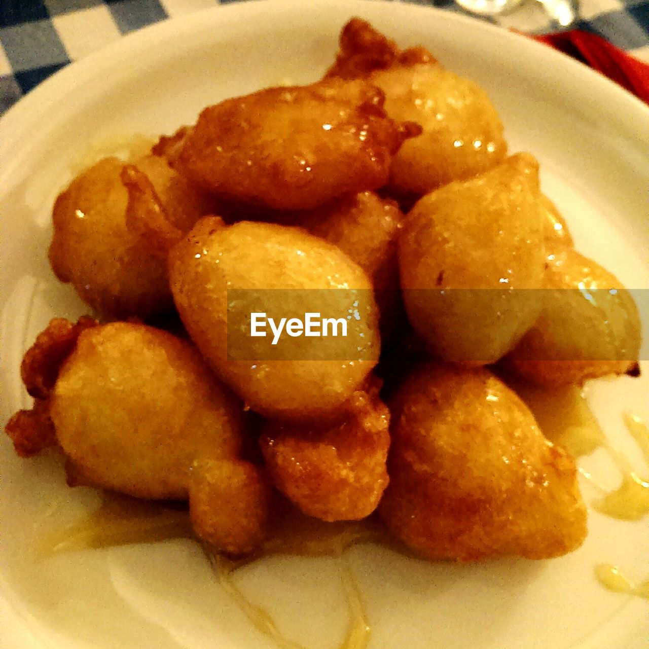 CLOSE-UP OF FOOD ON TABLE