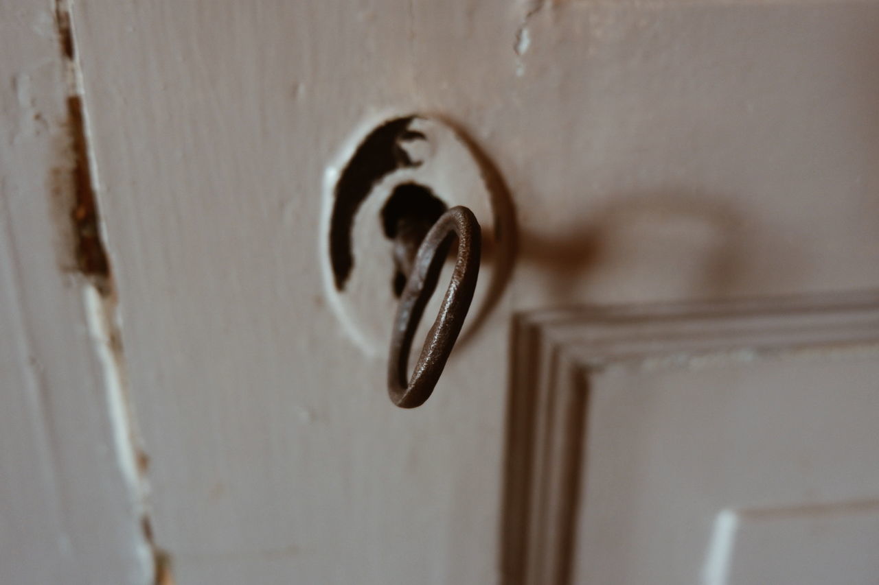 CLOSE-UP OF DOOR HANDLE