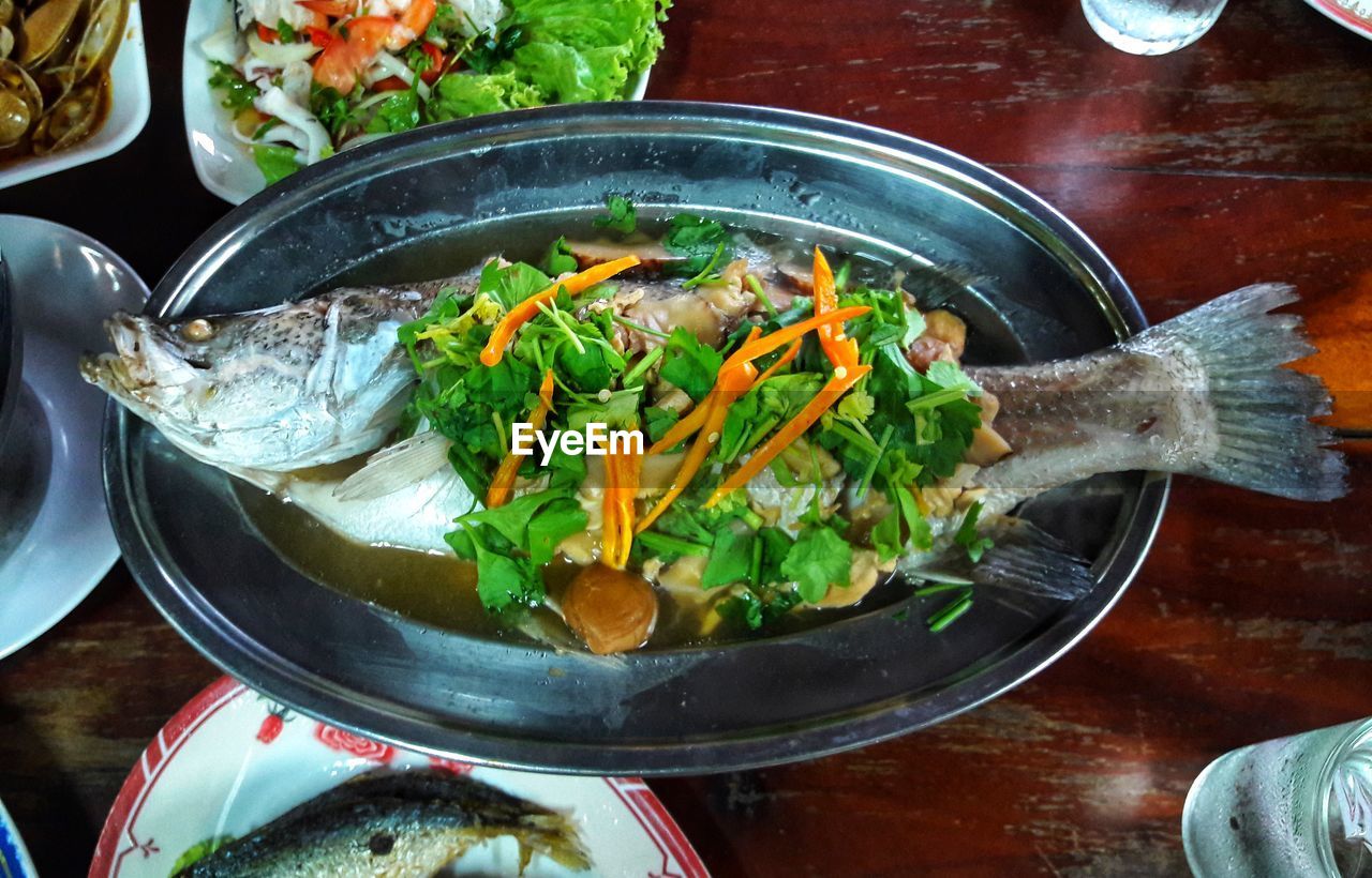 HIGH ANGLE VIEW OF FOOD IN BOWL