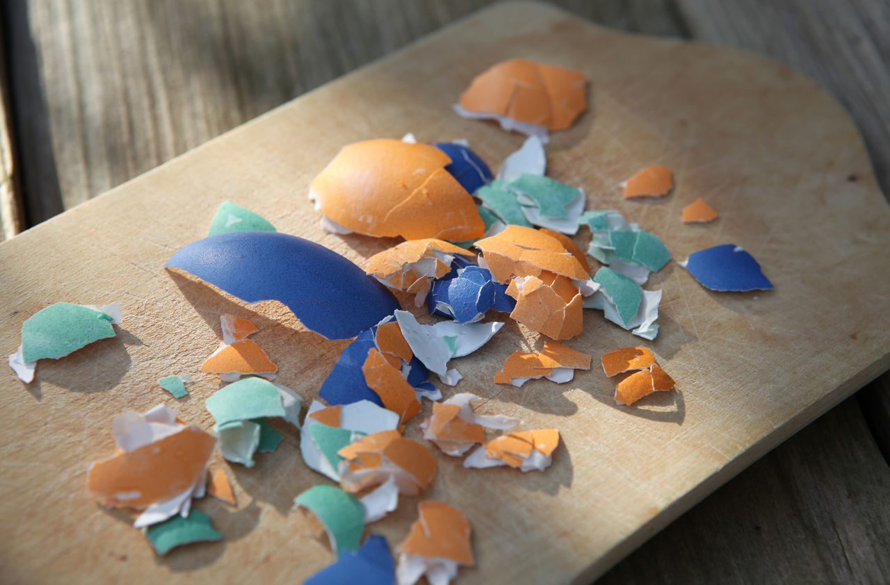 HIGH ANGLE VIEW OF PAPER ON TABLE