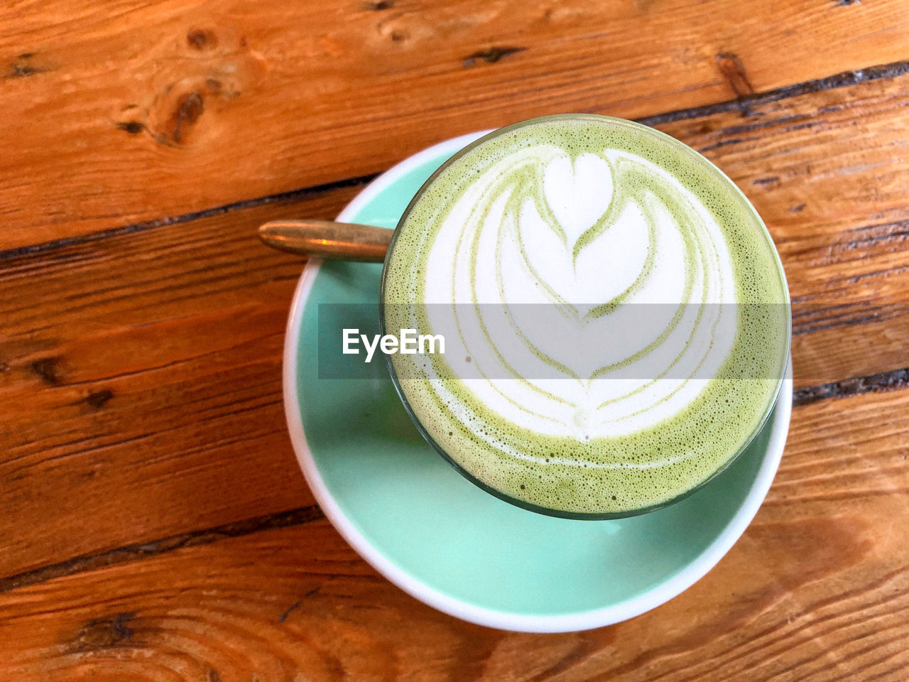 HIGH ANGLE VIEW OF CAPPUCCINO ON TABLE