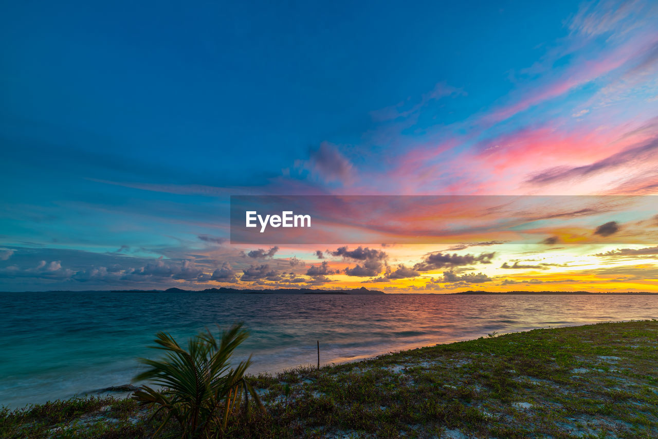 sky, water, sea, horizon, beach, land, sunset, beauty in nature, cloud, coast, ocean, scenics - nature, nature, shore, environment, travel destinations, landscape, dusk, travel, seascape, blue, no people, horizon over water, tranquility, plant, evening, coastline, body of water, outdoors, tourism, multi colored, tropical climate, sand, wave, bay, dramatic sky, tranquil scene, trip, holiday, vacation, urban skyline, summer, sunlight, sun, afterglow, tree, water's edge, palm tree