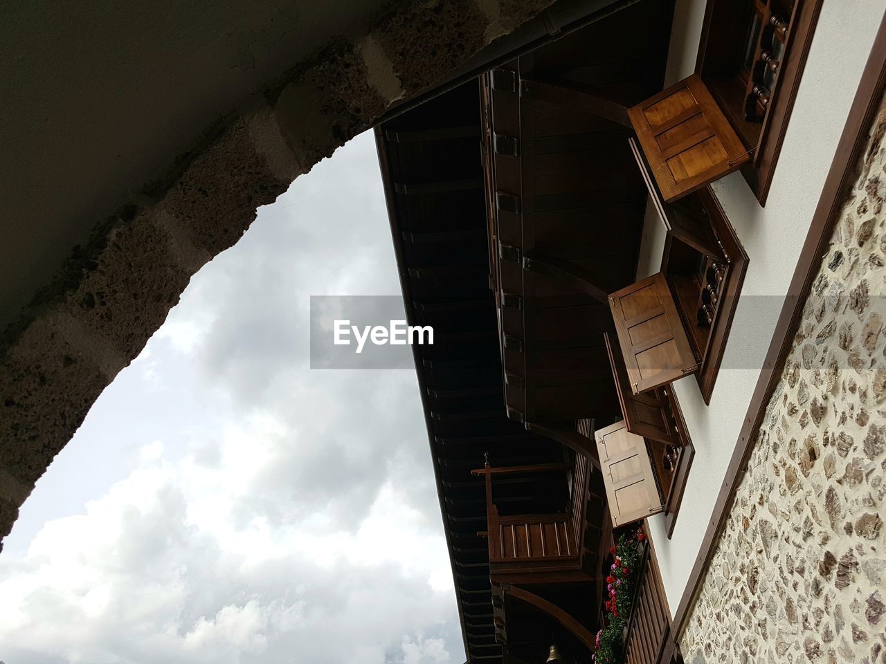 LOW ANGLE VIEW OF BUILT STRUCTURE AGAINST SKY