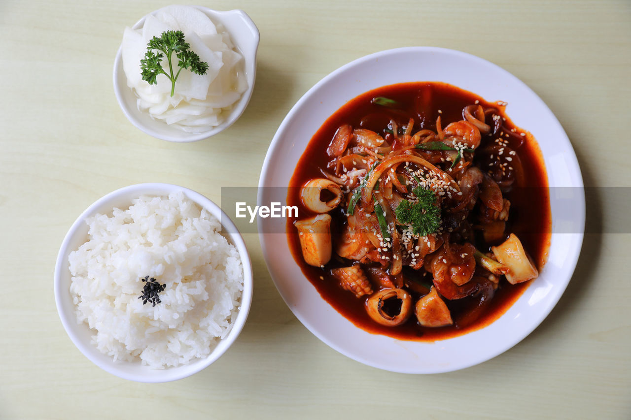 HIGH ANGLE VIEW OF MEAL SERVED IN BOWL