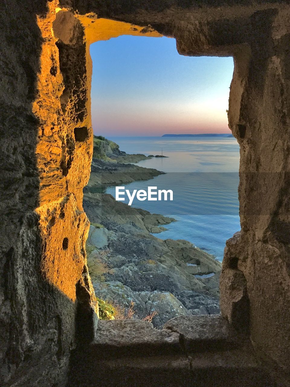 SCENIC VIEW OF ROCK FORMATION AT BEACH AGAINST SKY