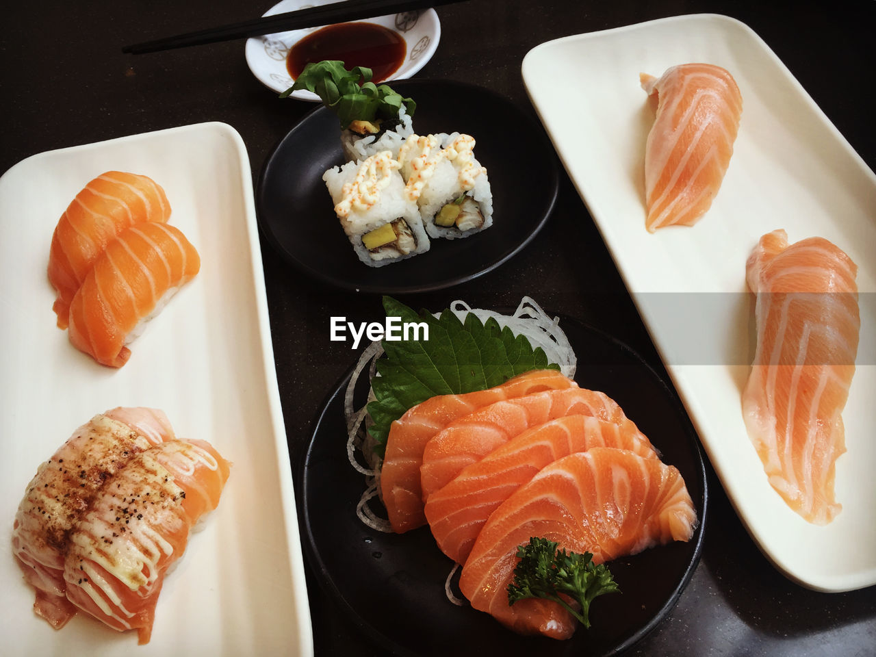 HIGH ANGLE VIEW OF SUSHI SERVED ON PLATE