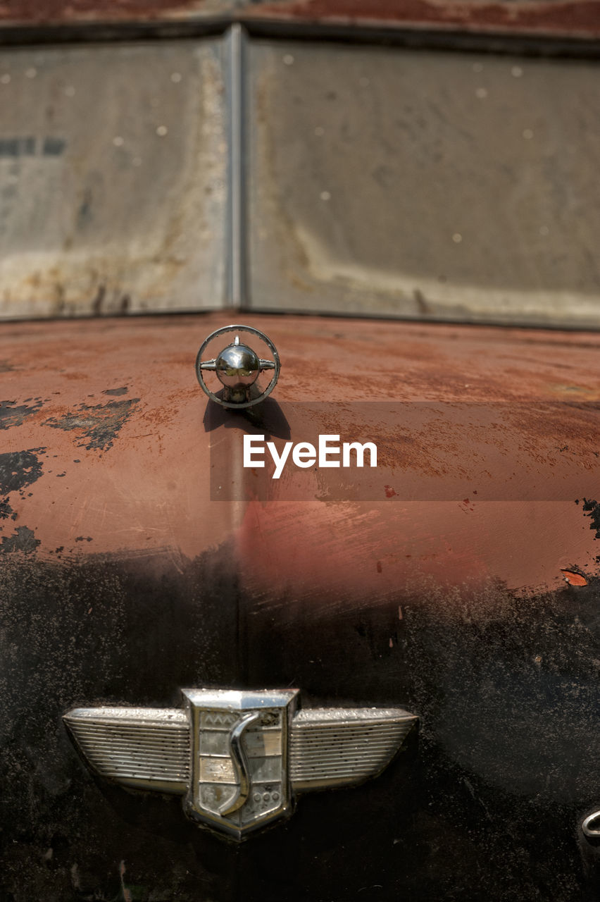 HIGH ANGLE VIEW OF FAUCET IN CONTAINER ON CAR