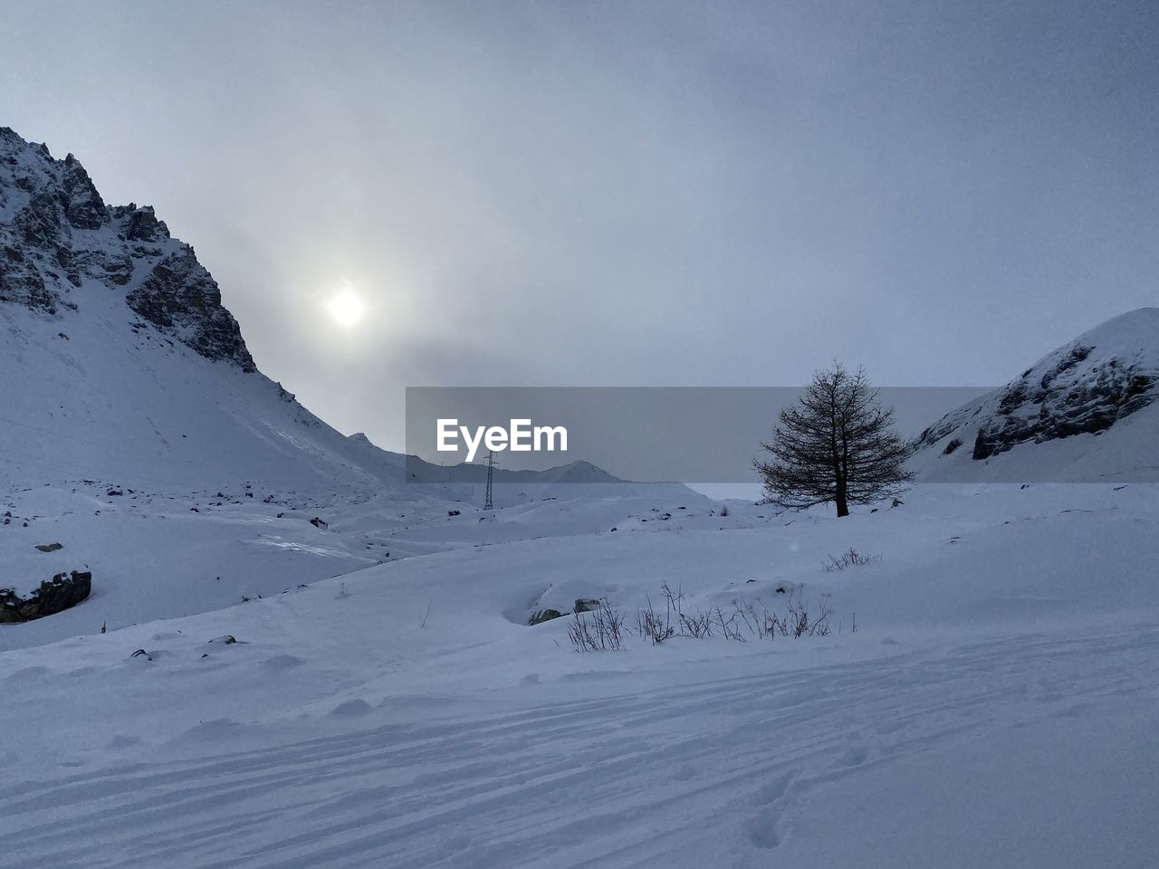 SNOW COVERED MOUNTAIN AGAINST SKY
