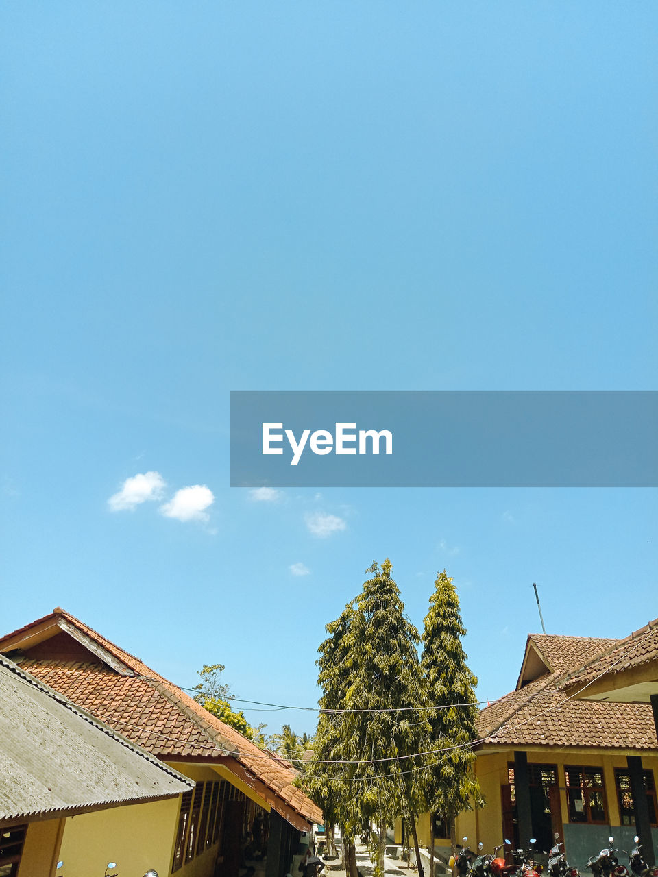 LOW ANGLE VIEW OF BUILDINGS AGAINST SKY