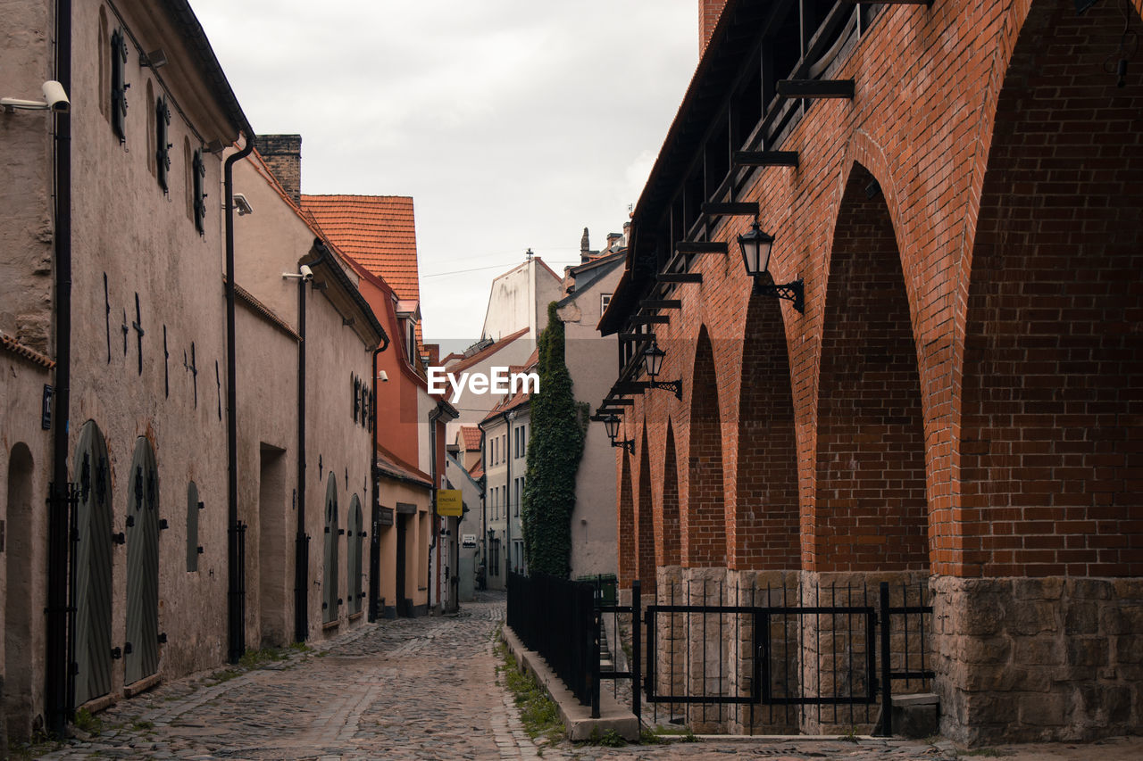 NARROW ALLEY AMIDST BUILDINGS