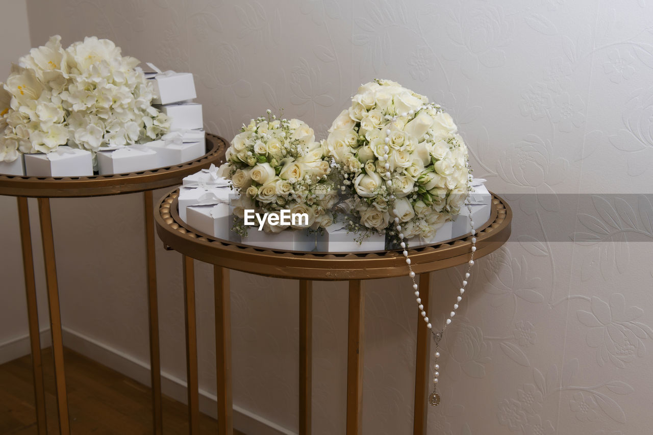 HIGH ANGLE VIEW OF WHITE FLOWERING PLANTS ON TABLE