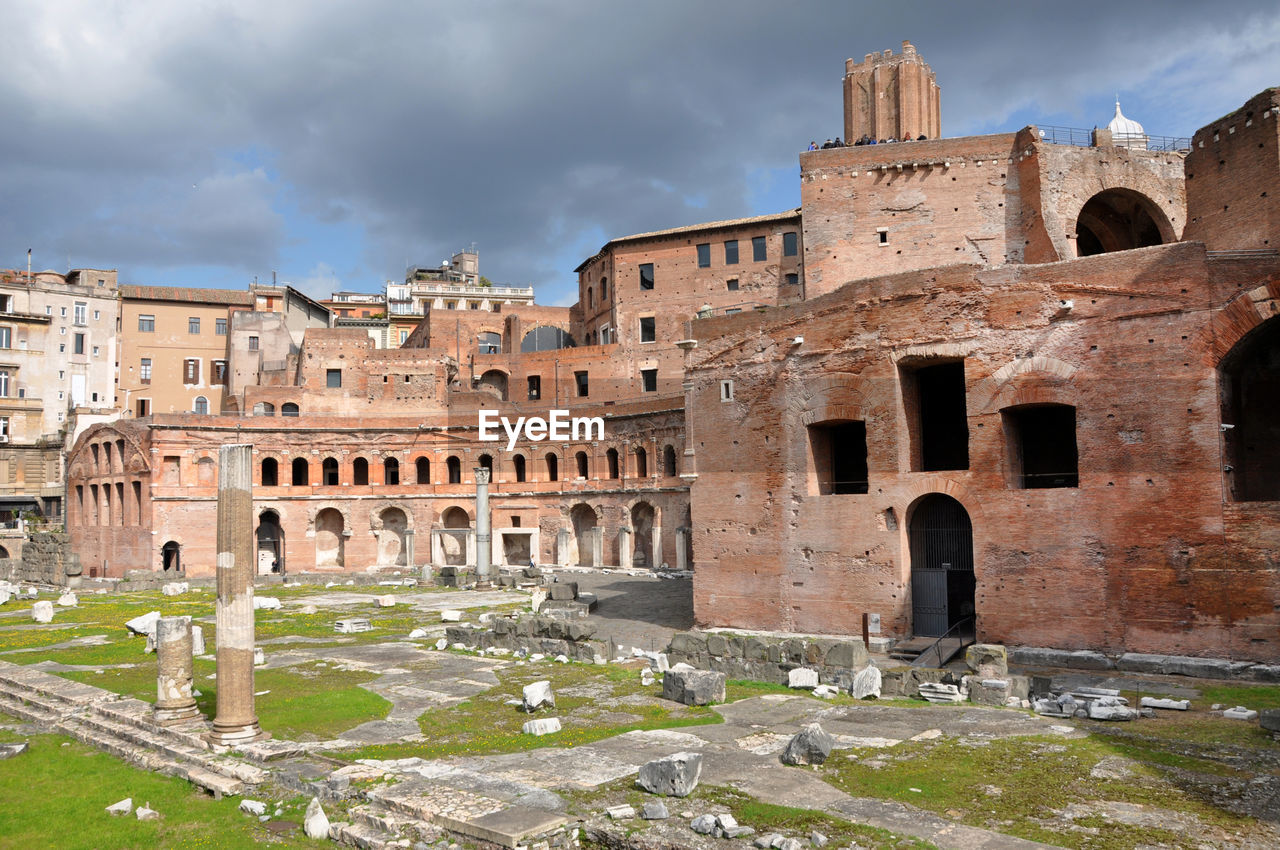 architecture, history, the past, travel destinations, built structure, ancient, ruins, old ruin, travel, building exterior, sky, ancient history, historic site, tourism, cloud, nature, old, landmark, building, memorial, arch, ruined, fortification, monument, city, archaeology, outdoors, no people, ancient civilization, palace, amphitheatre, arts culture and entertainment