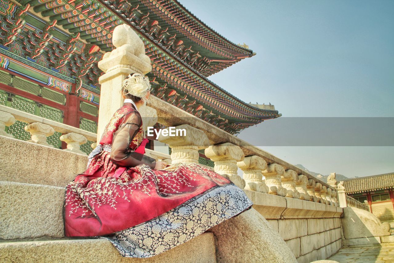 LOW ANGLE VIEW OF STATUE AGAINST BUILDING