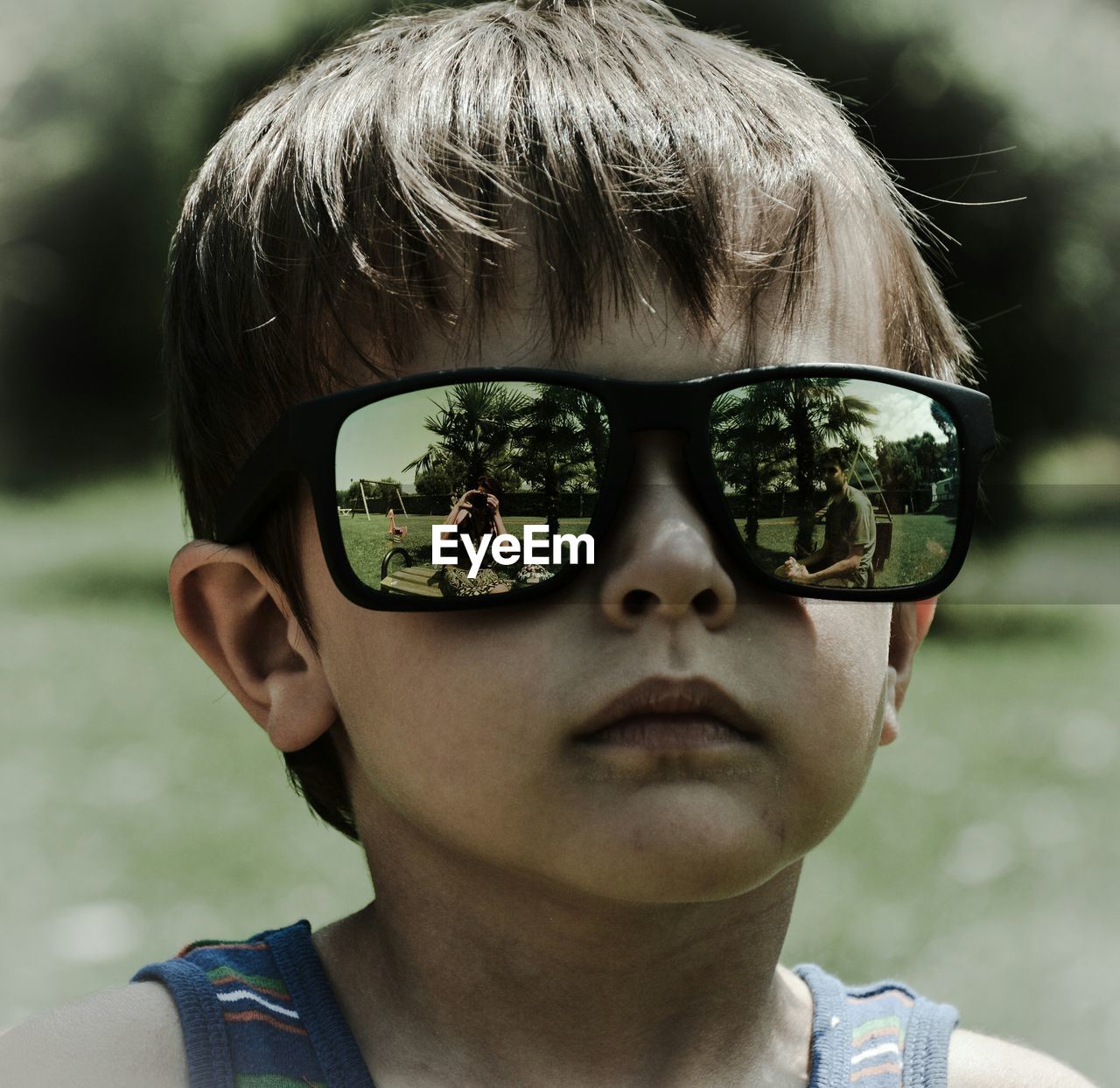 PORTRAIT OF YOUNG MAN WEARING SUNGLASSES