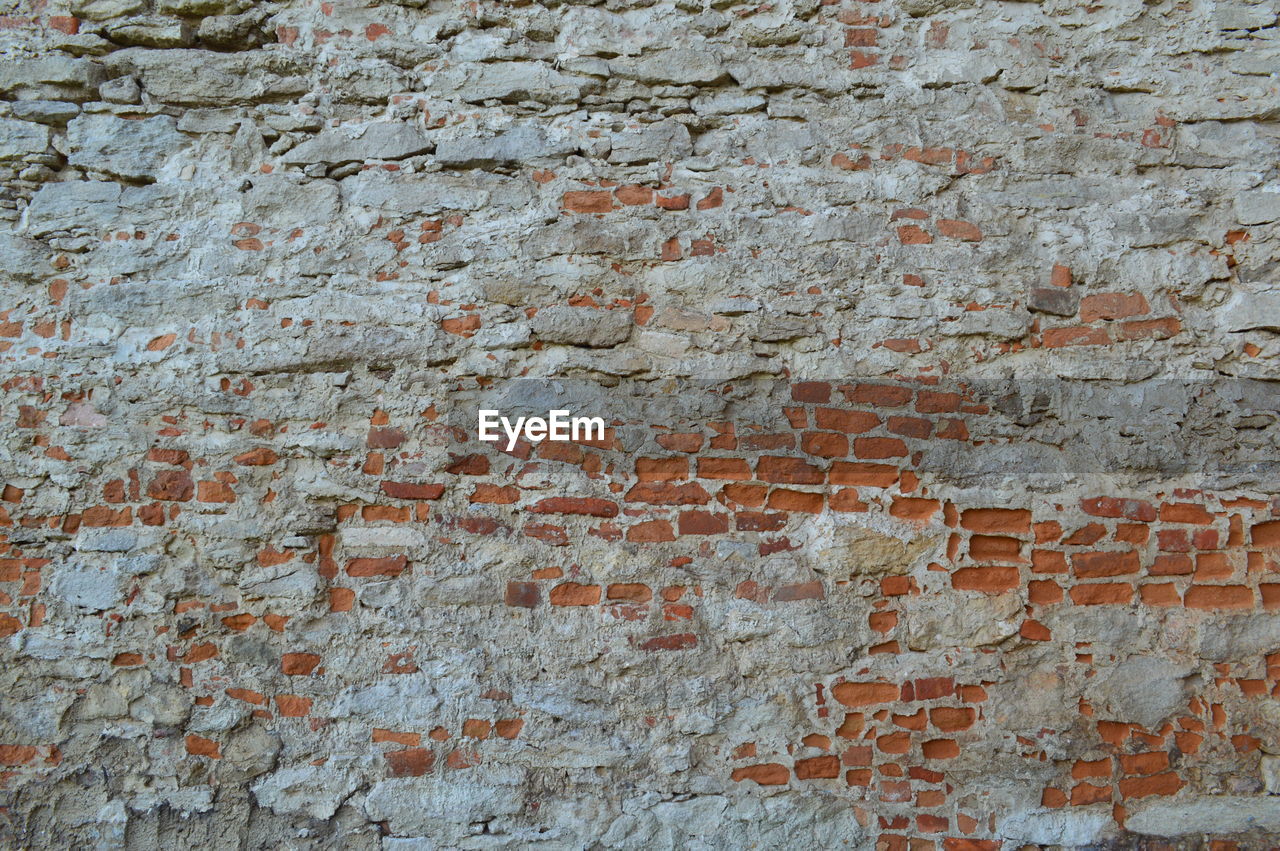 FULL FRAME SHOT OF BRICK WALL WITH RED PAINT