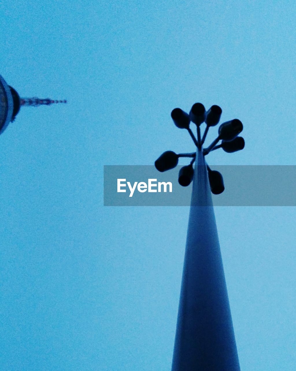 LOW ANGLE VIEW OF STREET LIGHT AGAINST CLEAR BLUE SKY