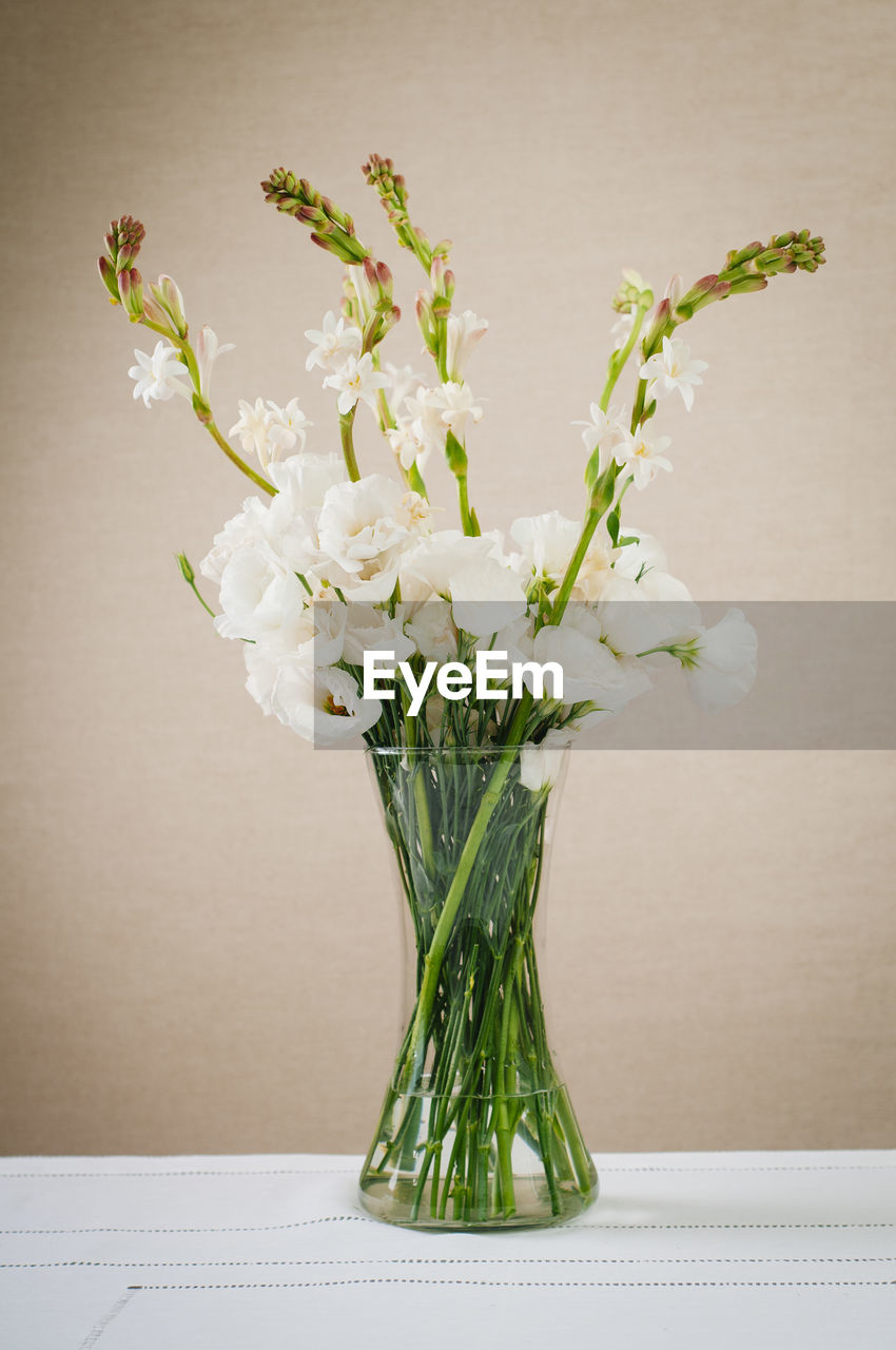 CLOSE-UP OF FLOWER VASE ON TABLE