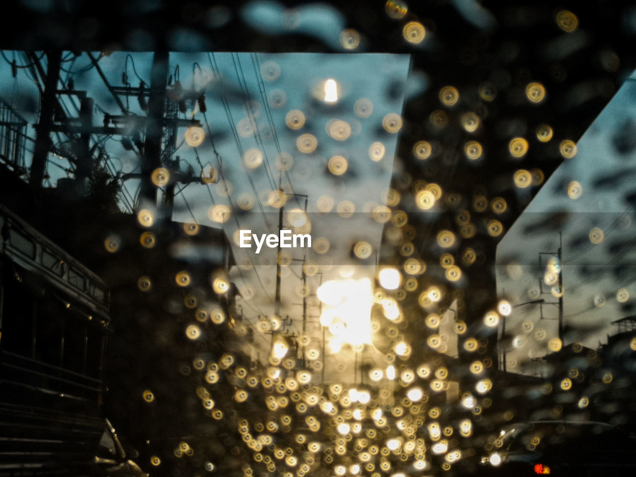 DEFOCUSED IMAGE OF WET GLASS WINDOW