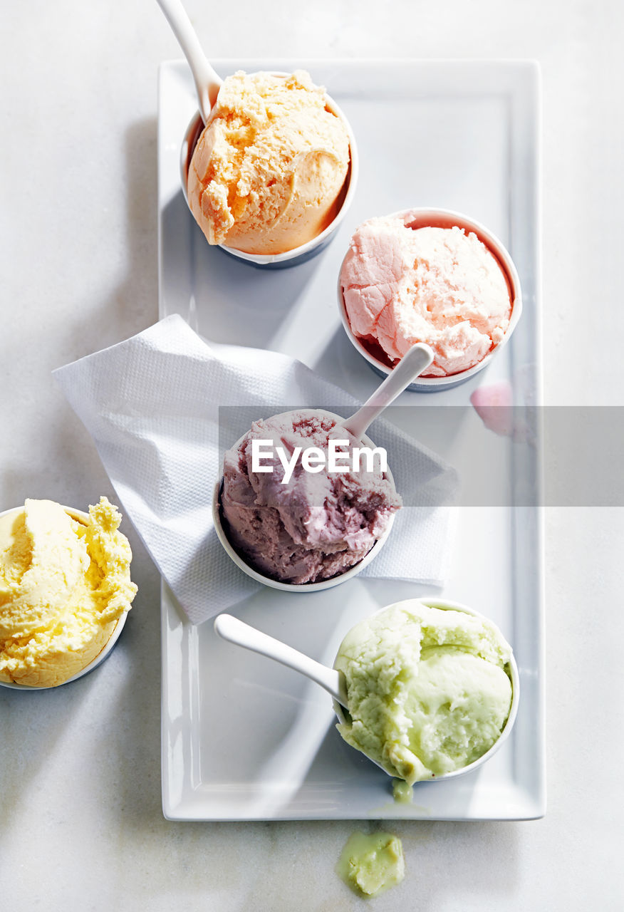 5 flavors of ice cream in cups