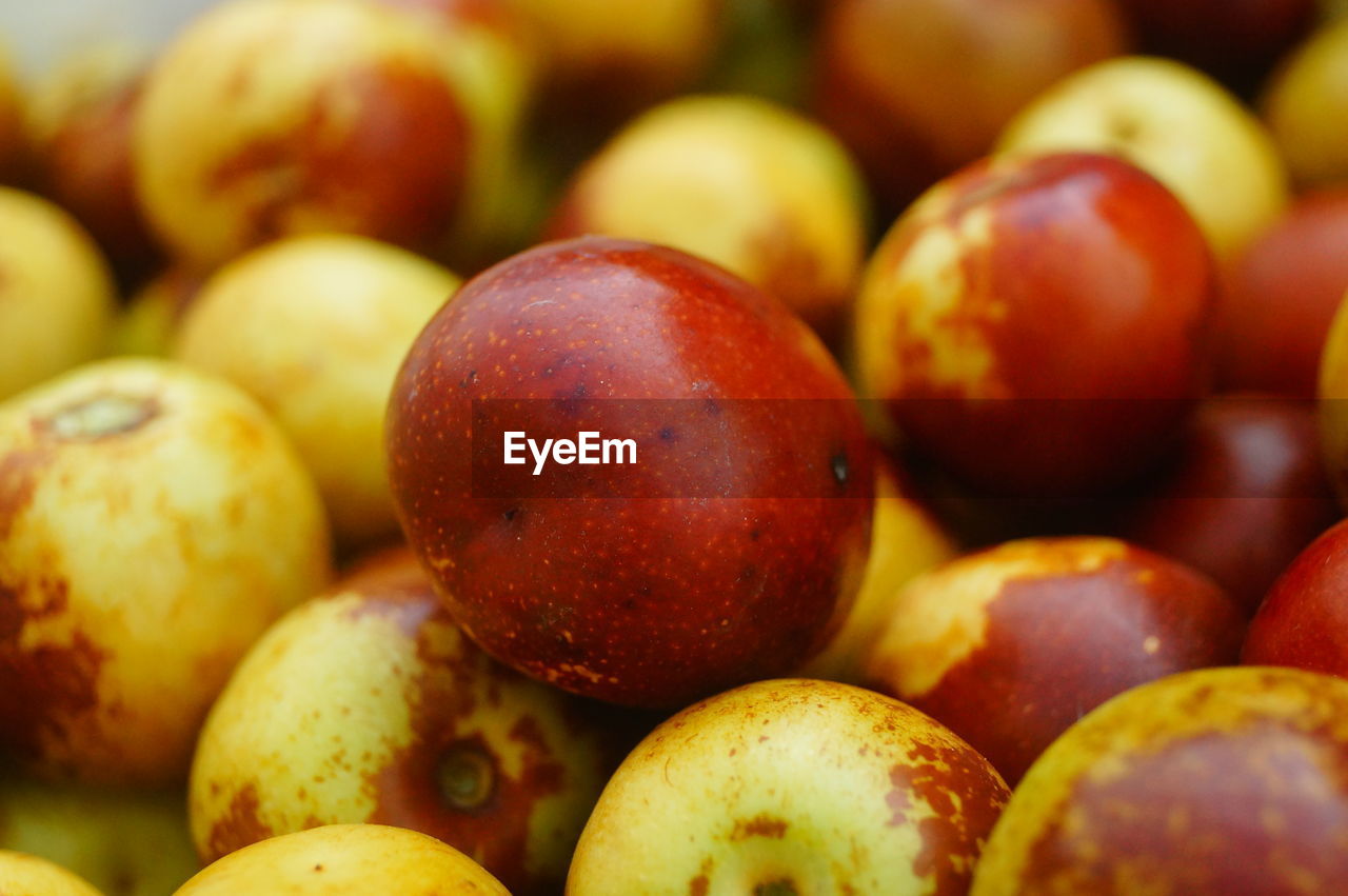 FULL FRAME SHOT OF APPLES AT MARKET STALL